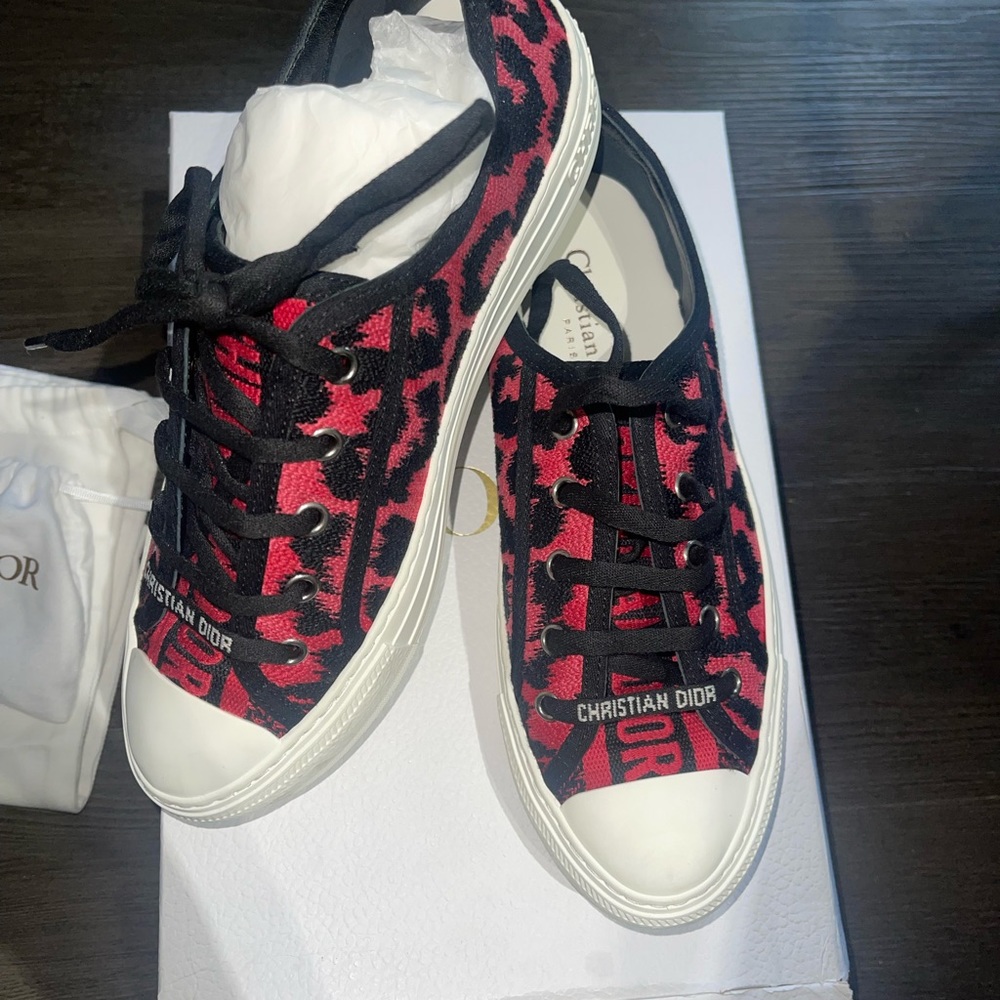 100% authentic  Dior Walk”n” Oblique Embroidered Sneaker